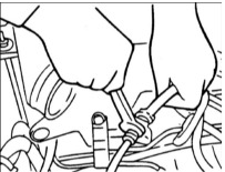 6. Удерживая от проворачивания гайку на шланге привода сцепления, отверните гайку