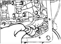 5. Нажмите фиксатор и вытяните уплотнительное кольцо электромагнитного клапана.