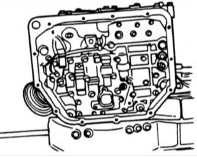 6. Снимите узел клапана, при этом соблюдайте осторожность, чтобы он не упал.