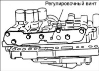 7. Поверните регулировочный винт распределителя так, чтобы давление в магистрали