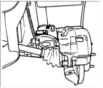 2. Отделите кронштейн тормозной трубки тормозной системы от стойки передней подвески.