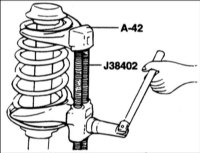 2. Специальным приспособлением сожмите пружину стойки передней подвески.