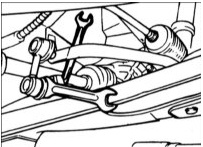 Зафиксируйте тягу стабилизатора гаечным ключом с открытым зевом на 14 мм и наверните