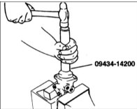 14. Смажьте маслом и специальным инструментом 09434–14200 установите уплотнение