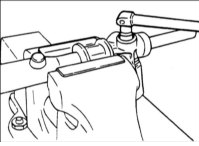 17. С шестерней, повернутой до упора по часовой стрелке, затяните самоконтрящуюся