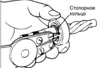 3. Установите стопорное кольцо на шестерне.