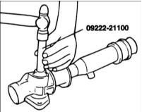 6. Смажьте поверхности масляного уплотнения втулки зубчатой рейки.
