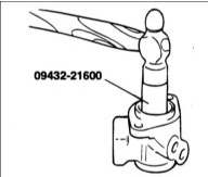 12. Специальным инструментом 09432–21600 установите масляное уплотнение и шариковый