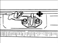 1. Отрегулируйте положение ударной пластины, перемещая ее вниз или в правую или