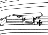 2. Отрегулируйте положение шарниров задней двери, перемещая их вниз или в правую