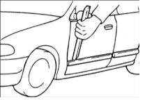 Специальным инструментом 09800-21000, начиная с любого конца молдинга, отделите