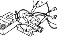 2. Омметром проверьте проводимость между контактным кольцом и якорем ротора.